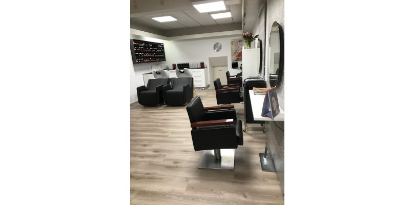  Unser Salon liegt im Herzen vom Aargau. Unsere Spezialitäten Sind Farben und Haarschnitte in allen Varianten . Dies durch Kreativität, Erfahrung, Weiterbildungen und Neugier