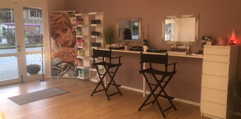 NailPoint - Lashes & Make-up